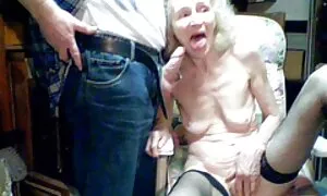 أنا لا أعرف هذا الرجل هو ما يصل الى عندما كان مشغولا رعاية ساقيها. موقع افلام سكس اجنبي