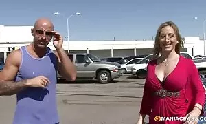 العروس في سكس اجنبي كامله ثوب الشارع يظهر كبيرة جدا.