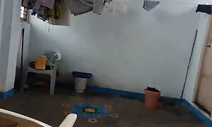 البائع رمى العميل في غرفة خلع افلام سكس اجنبية قصيرة الملابس.